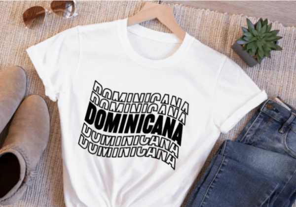 White t-shirt with the word "Dominicana" written in a wavy font in the color black.
