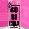 16 fl. oz glass can tallboy with the word Boricua written 3 lines. BO on the first, RI underneath and CUA on the bottom. There is a rectangle enclosing the word with Taino symbols on the top left corner (taino sun) and the bottom right corner (Taino coqui)