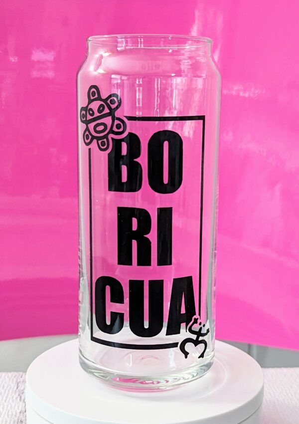 16 fl. oz glass can tallboy with the word Boricua written 3 lines. BO on the first, RI underneath and CUA on the bottom. There is a rectangle enclosing the word with Taino symbols on the top left corner (taino sun) and the bottom right corner (Taino coqui)