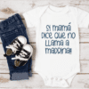 white one piecee baby bodysuit with the phrase "si mama dice que no llama a madrina" printed in blue on the front.