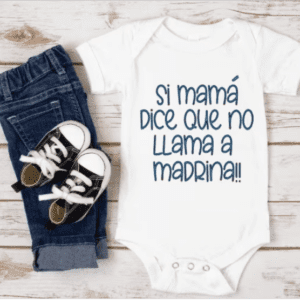 white one piecee baby bodysuit with the phrase "si mama dice que no llama a madrina" printed in blue on the front.